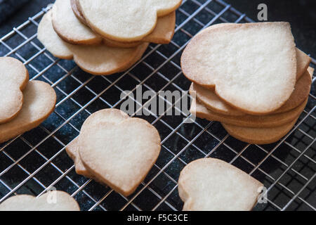 Heart-Shaped Shortbread Cookies auf Kühlregal, Nahaufnahme Stockfoto