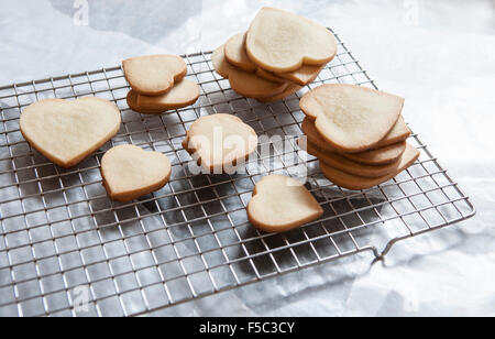 Heart-Shaped Shortbread Cookies auf Rack-Kühlung Stockfoto