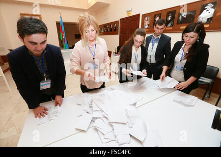 Baku, Aserbaidschan. 1. November 2015. Wahlkommission Mitarbeiter zählen Stimmzettel nach Abstimmung in einem Wahllokal geschlossen. Bildnachweis: Aziz Karimow/Pacific Press/Alamy Live-Nachrichten Stockfoto