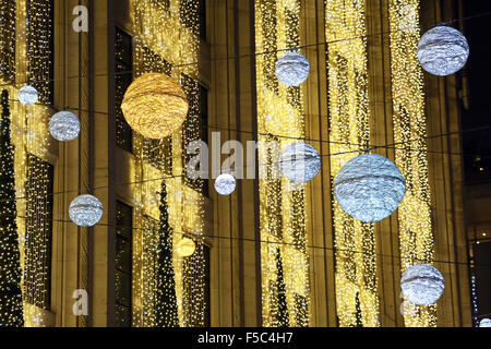 London, UK. 1. November 2015. Oxford Street Weihnachtsbeleuchtung und Weihnachts-Dekorationen in London aber einige Einschalten nicht sofort einschalten und kam erst auf späteren Kredit: Paul Brown/Alamy Live News Stockfoto