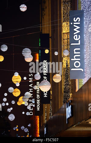 London, UK. 1. November 2015. Das Licht außerhalb John Lewis Department Store während des Umschaltens auf Oxford Straße Weihnachtsbeleuchtung und Weihnachts-Dekorationen in London, aber einige Fehler beim Einschalten sofort und nur ging auf späteren Kredit: Paul Brown/Alamy Live News Stockfoto