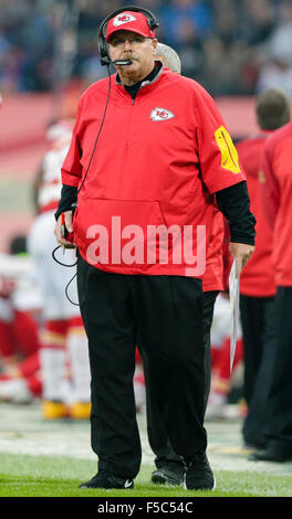 London, UK. 1. November 2015. NFL International Series. Kansas City Chiefs vs. Detroit Lions. Kansas City Chiefs Head Coach Andy Reid sieht auf Kredit: Action Plus Sport/Alamy Live News Stockfoto