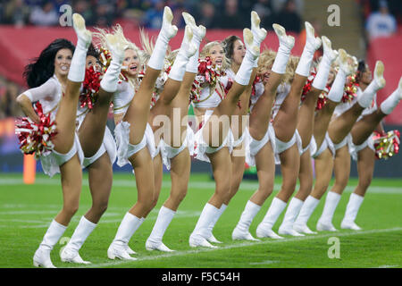 London, UK. 1. November 2015. NFL International Series. Kansas City Chiefs vs. Detroit Lions. Kansas City Chiefs Cheerleader Credit: Action Plus Sport/Alamy Live News Stockfoto