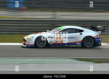 1. November 2015 - Shanghai, Vereinigtes Peoples Republic Of China - N - 98 ASTON MARTIN RACING Königreich. Aston Martin Vantage V8. Reifen Michelin, Fahrer PAUL DALLA LANA (CAN), PEDRO LAMY (PRT) und MATHIAS LAUDA (AUT). Während den 6 Stunden von Shanghai in Shanghai International Circuit. © Marcio Machado/ZUMA Draht/Alamy Live-Nachrichten Stockfoto
