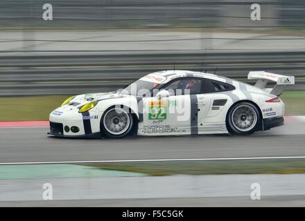 1. November 2015 - Shanghai, Volksrepublik China - N - 92 PORSCHE TEAM MANTHEY Deutschland. Porsche 911 RSR. Reifen Michelin, Fahrer PATRICK PILET (FRA) und FRÉDÉRIC MAKOWIECKI (FRA). Während den 6 Stunden von Shanghai in Shanghai International Circuit. © Marcio Machado/ZUMA Draht/Alamy Live-Nachrichten Stockfoto