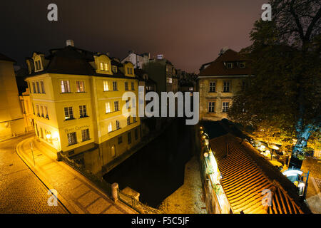 Ansicht des Čertovka in der Nacht, von der Karlsbrücke in Prag, Tschechien. Stockfoto