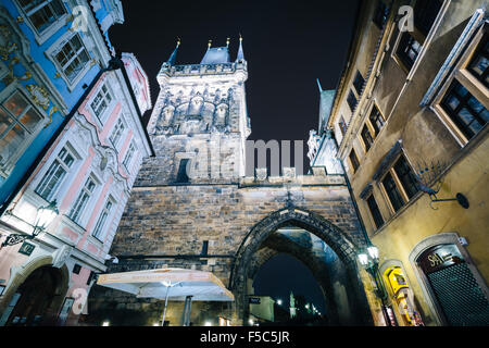 Die West Turm der Karlsbrücke bei Nacht, in Prag, Tschechische Republik. Stockfoto