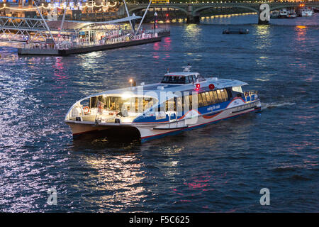 MBNA Thames Clippers (ehemaliger Sponsor von Thames Clippers) Abfahrt vom London Eye Waterloo Pier. Nachtaufnahme Stockfoto