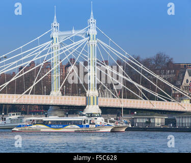 MBNA Thames Clippers (ehemaliger Sponsor von Thames Clippers) passiert im Morgenlicht unter der Cardogan Bridge. Stockfoto