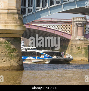 MBNA Thames Clippers (ehemaliger Sponsor von Thames Clippers) Pässe unter der frisch renovierten Blackfriars Bridge Stockfoto