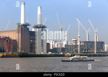 MBNA Thames Clippers (ehemaliger Sponsor von Thames Clippers) River Bus Service passiert das Battersea Kraftwerk und Entwicklung Entlang der neun Ulmen Stockfoto