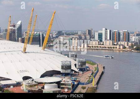 MBNA Thames Clippers (ehemaliger Sponsor von Thames Clippers) passiert die O2, North Greenwich, von den Emirates Air Lines aus gesehen. Stockfoto