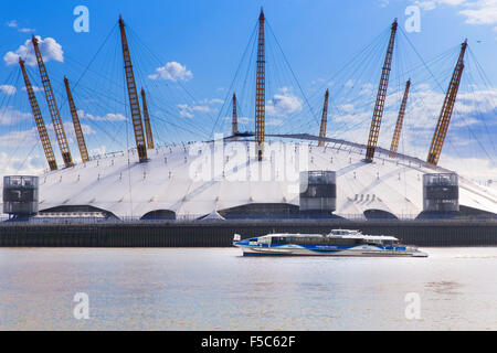 MBNA Thames Clippers (ehemaliger Sponsor von Thames Clippers) passiert die O2, North Greenwich Stockfoto