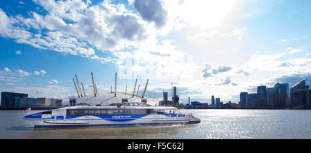 MBNA Thames Clippers (ehemaliger Sponsor von Thames Clippers) Passiert die O2 Richtung Canary Wharf Stockfoto