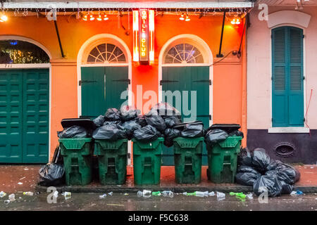 Säuberung Müll auf der Bourbon Street am Morgen nach der abendlichen Feierlichkeiten Stockfoto