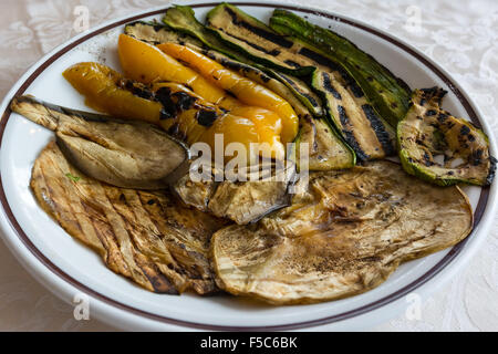 In der Bild-Zucchini Paprika und Auberginen gegrillt und auf weißen Teller im Restaurant serviert. Stockfoto