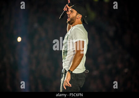 Detroit, Michigan, USA. 30. Oktober 2015. LUKE BRYAN durchführen auf seinen Kick The Dust Up Tour im Ford Field in Detroit, MI am 30. Oktober 2015 © Marc Nader/ZUMA Draht/Alamy Live News Stockfoto