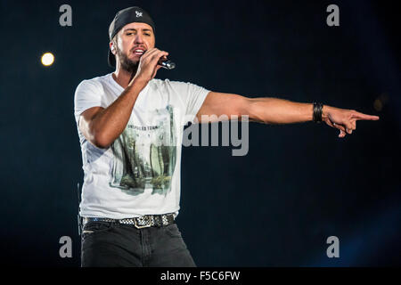 Detroit, Michigan, USA. 30. Oktober 2015. LUKE BRYAN durchführen auf seinen Kick The Dust Up Tour im Ford Field in Detroit, MI am 30. Oktober 2015 © Marc Nader/ZUMA Draht/Alamy Live News Stockfoto