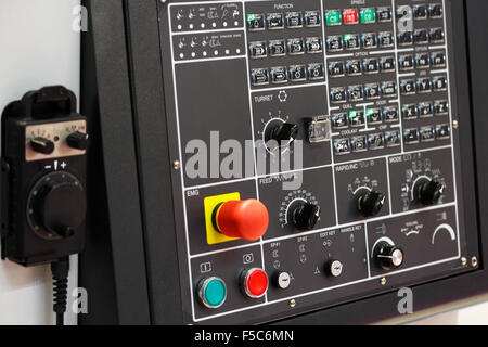 CNC-Bedienfeld mit MPG-Handrad Hängekontrolleinheit. Stockfoto