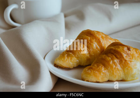 Buttercroissant für Teepause Stockfoto