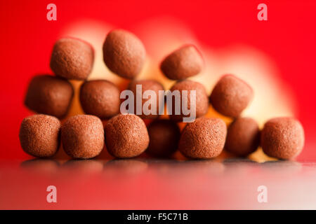 Close-up mehrere Spiele gegen einen roten Hintergrund Stockfoto