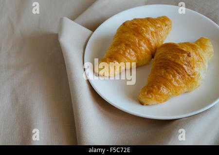 Buttercroissant Zeitlang Teepause. Stockfoto