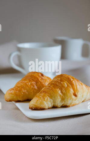 Buttercroissant Zeitlang Teepause. Stockfoto