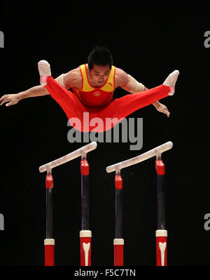 Glasgow, Großbritannien. 1. November 2015. Sie Hao China konkurriert, während die Männer Barren final bei der 46. Künstlerische Gymnastik-Weltmeisterschaften in Glasgow, Großbritannien, 1. November 2015. Sie Hao gewann die Goldmedaille mit einem Score von 16,216 Punkten. Bildnachweis: Han Yan/Xinhua/Alamy Live-Nachrichten Stockfoto