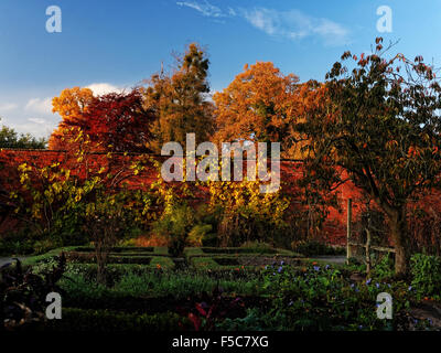 Eine schöne Herbst-Szene in Hampton Court Schloss, Gärten und Parks in der schönen Landschaft Herefordshire. Stockfoto