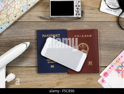 Der Reise-Pläne mit Pässen, Geld, Karte, Kamera, Handy, Bordkarte, Spielflugzeug und Lesebrille. Stockfoto