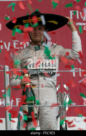 Mexico City, Mexiko. 1. November 2015. Deutscher pilot Nico Rosberg von Mercedes-Team feiert nach dem Gewinn der Formel Eins Mexiko Grand Prix in Mexiko-Stadt, Hauptstadt von Mexiko, am 1. November 2015. Bildnachweis: Adrian Carpio/Xinhua/Alamy Live-Nachrichten Stockfoto