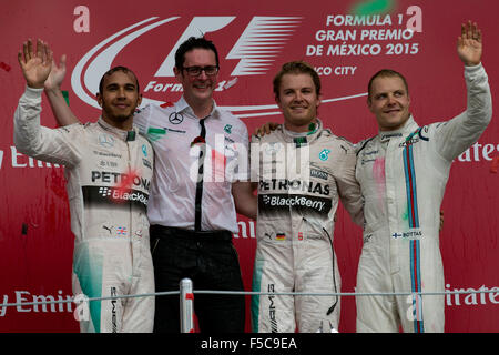 Mexico City, Mexiko. 1. November 2015. Deutscher pilot Nico Rosberg (2. R) und britischer pilot Lewis Hamilton (1. L) des Mercedes-Teams, finnische pilot Valtteri Bottas (1. R) von Williams Team auf dem Podium nach der Formel Eins Mexiko Grand Prix in Mexiko-Stadt, Hauptstadt von Mexiko, am 1. November 2015 feiern. Bildnachweis: Adrian Carpio/Xinhua/Alamy Live-Nachrichten Stockfoto