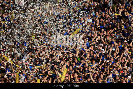 Buenos Aires, Argentinien. 1. November 2015. Boca Juniors Fans reagieren während des Fußballspiels Argentinien First Division gegen Tigre in Buenos Aires, der Hauptstadt von Argentinien, am 1. November 2015. Boca Juniors gewann das Spiel 1: 0. Bildnachweis: Martin Zabala/Xinhua/Alamy Live-Nachrichten Stockfoto