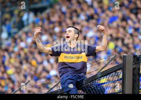 Buenos Aires, Argentinien. 1. November 2015. Ein Boca Juniors Lüfter reagiert während des Fußballspiels Argentinien First Division gegen Tigre in Buenos Aires, der Hauptstadt von Argentinien, am 1. November 2015. Boca Juniors gewann das Spiel 1: 0. Bildnachweis: Martin Zabala/Xinhua/Alamy Live-Nachrichten Stockfoto