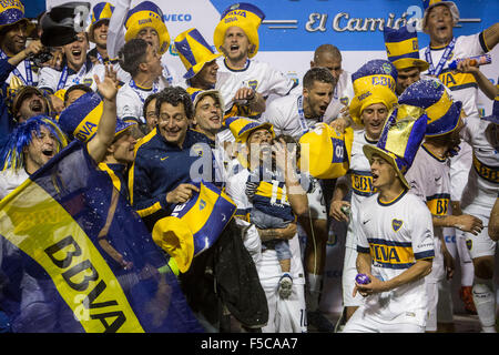 Buenos Aires, Argentinien. 1. November 2015. Boca Juniors Spieler feiern nach dem Gewinn der Argentinien First Division Fußballspiel gegen Tigre in Buenos Aires, der Hauptstadt von Argentinien, am 1. November 2015. Boca Juniors gewann das Spiel 1: 0. Bildnachweis: Martin Zabala/Xinhua/Alamy Live-Nachrichten Stockfoto