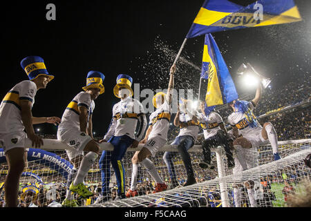 Buenos Aires, Argentinien. 1. November 2015. Boca Juniors Spieler feiern nach dem Gewinn der Argentinien First Division Fußballspiel gegen Tigre in Buenos Aires, der Hauptstadt von Argentinien, am 1. November 2015. Boca Juniors gewann das Spiel 1: 0. Bildnachweis: Martin Zabala/Xinhua/Alamy Live-Nachrichten Stockfoto