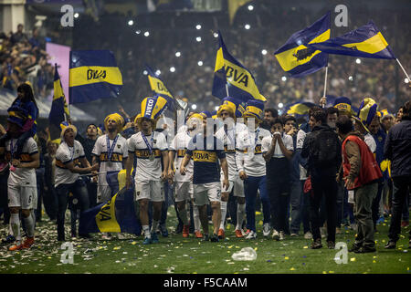 Buenos Aires, Argentinien. 1. November 2015. Boca Juniors Spieler feiern nach dem Gewinn der Argentinien First Division Fußballspiel gegen Tigre in Buenos Aires, der Hauptstadt von Argentinien, am 1. November 2015. Boca Juniors gewann das Spiel 1: 0. Bildnachweis: Martin Zabala/Xinhua/Alamy Live-Nachrichten Stockfoto