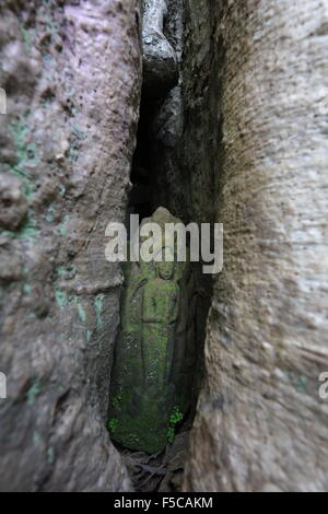 Statue zwischen den Wurzeln Stockfoto