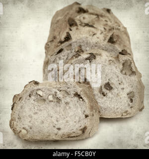 texturierte altes Papierhintergrund mit Rosinen und Walnuss-Brot Stockfoto