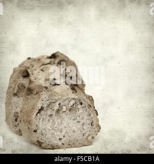 texturierte altes Papierhintergrund mit Rosinen und Walnuss-Brot Stockfoto