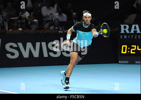 Basel, Schweiz. 1. November 2015. Basel-Schweizer Indoor-Tennis-Meisterschaften, Tag acht. Rafael Nadal in Aktion während seines Spiels mit Roger Federer der Schweiz Credit: Action Plus Sport/Alamy Live News Stockfoto