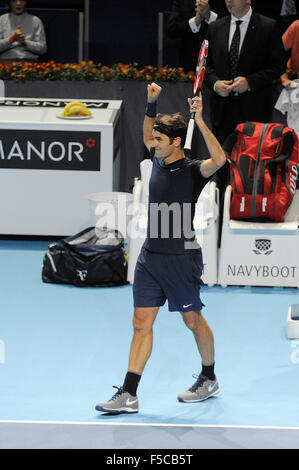 Basel, Schweiz. 1. November 2015. Basel-Schweizer Indoor-Tennis-Meisterschaften, Tag acht. Roger Federer feiert nach seinem Match mit Rafael Nadal aus Spanien Kredit: Action Plus Sport/Alamy Live News Stockfoto