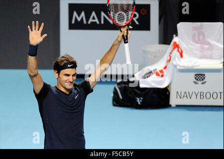 Basel, Schweiz. 1. November 2015. Basel-Schweizer Indoor-Tennis-Meisterschaften, Tag acht. Roger Federer feiert nach seinem Match mit Rafael Nadal aus Spanien Kredit: Action Plus Sport/Alamy Live News Stockfoto