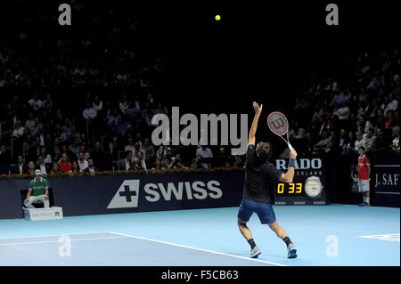 Basel, Schweiz. 1. November 2015. Basel-Schweizer Indoor-Tennis-Meisterschaften, Tag acht. Roger Federer in Aktion während seines Spiels mit Rafael Nadal aus Spanien Kredit: Action Plus Sport/Alamy Live News Stockfoto