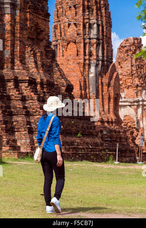 Touristischen Spaziergang durch Wat Maha, Ayutthaya, Thailand Stockfoto