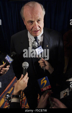 US-Senator Fred Dalton Thompson, 60, in den Ruhestand spricht mit Reportern während einer Party Sieg für seinen neu gewählten Nachfolger späten Dienstag, 5. November 2002 in Nashville, TN, USA. Thompson starb Lymphom im Alter von 73 Jahren an Sonntag, 1. November 2015 in Nashville. Die volkstümliche Tennessee Rechtsanwalt erste Rose in den Vordergrund im Jahr 1973 als Republikaner Ratschläge zur Senate Watergate Committee. Zusätzlich zu seiner Karriere in der Politik war Thompson ein Radio-Persönlichkeit und Hollywood-Schauspieler vielleicht am besten bekannt für seine TV-Rolle als Bezirksstaatsanwalt Arthur Branch auf NBC "& Rechtsordnung." (Apex MediaWire Foto von Billy Suratt) Stockfoto