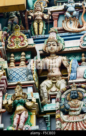 Aufwendigen Schnitzereien der Hindu-Götter und Göttinnen an der Fassade des einen Hindu-Tempel in Chennai, Madras, Tamil Nadu, Indien, Asien Stockfoto