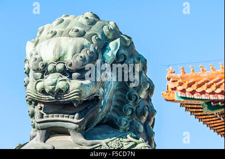 Porträt einer bronzenen Löwen-Statue in der verbotenen Stadt Stockfoto