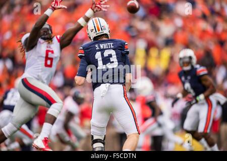 Auburn quarterback Sean White (13) während der NCAA College Football-Spiel zwischen Ole Miss und Auburn auf Samstag, 31. Oktober 2015 im Jordan-Hase-Stadion in Auburn, AL. Jacob Kupferman/CSM Stockfoto