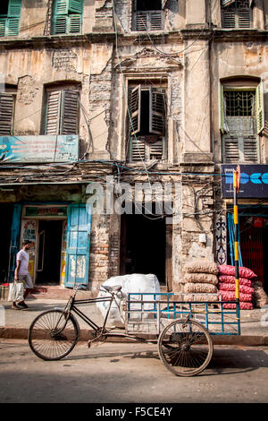 Düstere Straße szene der alten verfallenen und verlassenen britischen Kolonialbauten in Kalkutta, Indien. Reste des britischen Raj in Indien Stockfoto